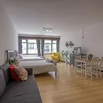 Travel & Live Aliados Apartment *