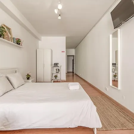 Travel & Live Aliados Apartman *